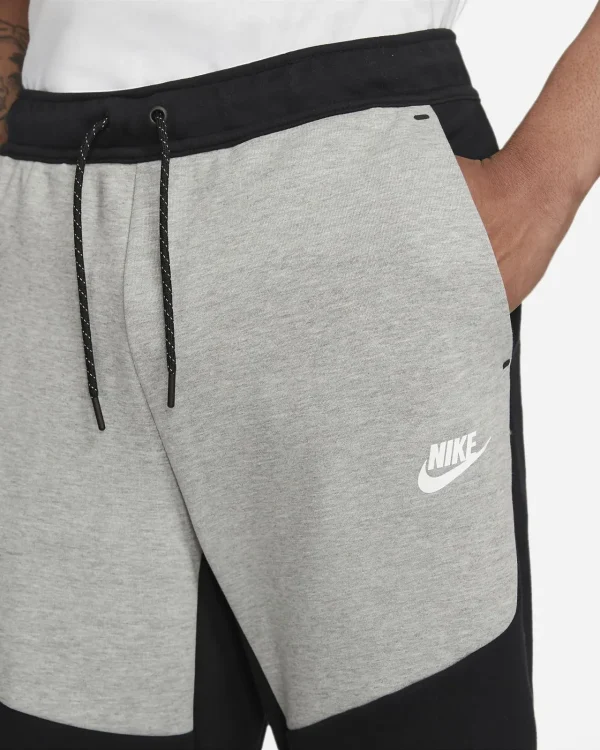 ⁦מכנסי Nike Sportswear Tech Fleece – מכנס נייק טק פליז ארוך בצבע אפור ושחור⁩ – תמונה ⁦4⁩